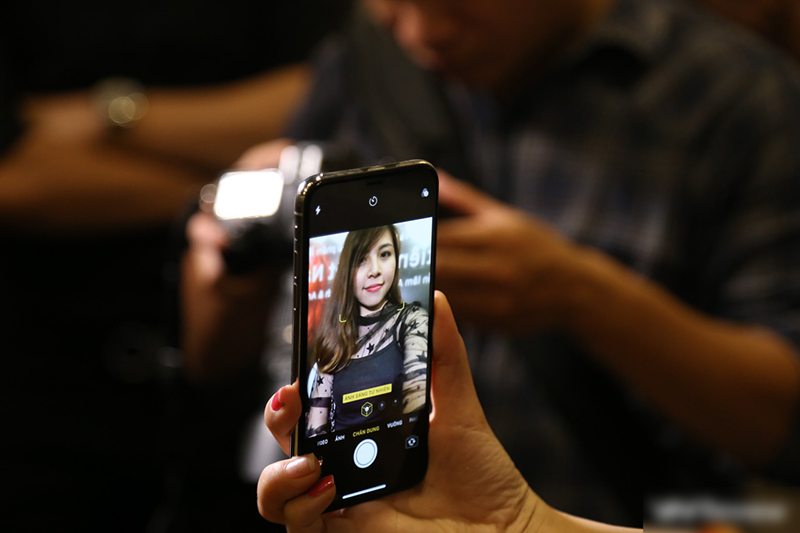 Mở hộp iPhone X 256GB vừa về Việt Nam: giá xấp xỉ 60 triệu đồng